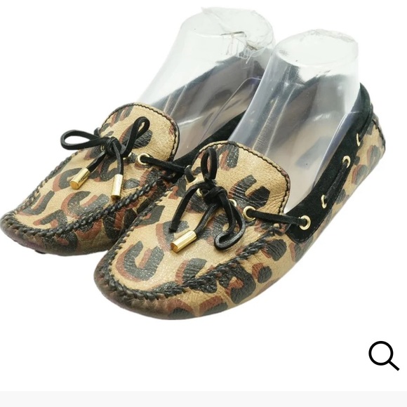 Louis Vuitton Leopard Print Leather and Black Suede Trim Gloria Loafers 👞 - Picture 4 of 16
